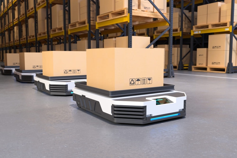 Robots logistiques transportant des cartons dans un entrepôt