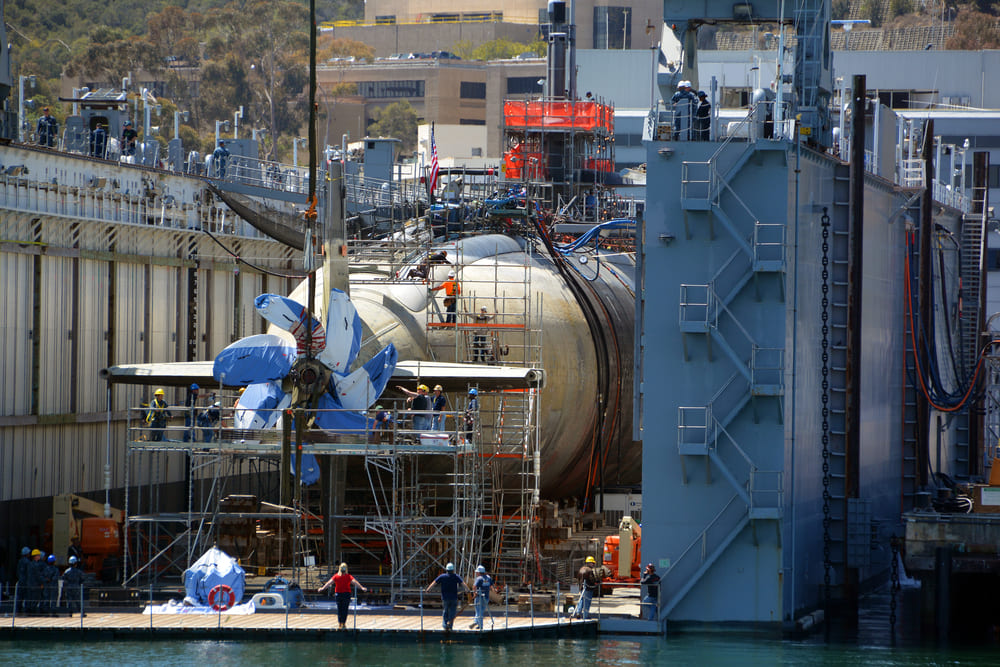 Sous-marin en cale sèche durant un arrêt technique