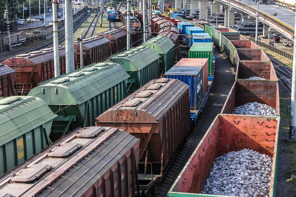 wagons de fret stockés sur des voies ferrées parallèles